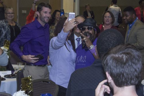 singer earl toon with audience